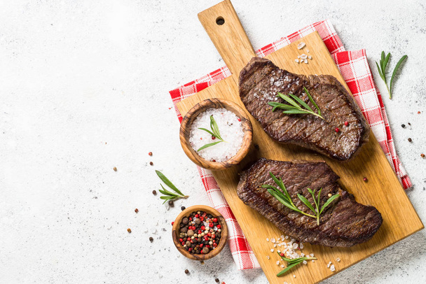 Grilled beef steak on wooden cutting board. - Foto, Imagem