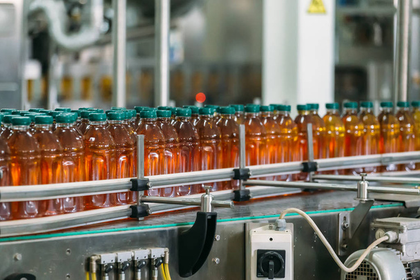 Correia transportadora, suco em garrafas na fábrica de bebidas, linha de produção industrial
 - Foto, Imagem