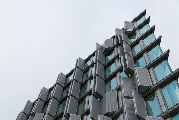 Άμστερνταμ, Ολλανδία - 28 Νοεμβρίου 2019: Doubletree by Hilton Hotels Architecture. Προοπτική άποψη για το νέο σύγχρονο γκρι κτίριο κατά του γαλάζιου ουρανού - Φωτογραφία, εικόνα