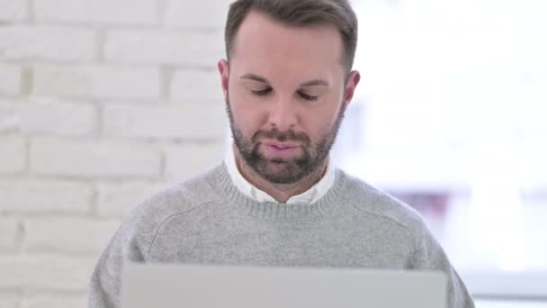 Ne, muž odmítá nabídku při práci na notebooku - Záběry, video