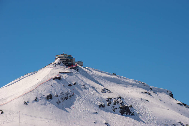 Cima montuosa svizzera dopo nevicate con vista panoramica sulla regione sciistica di Murren Jungfrau
. - Foto, immagini