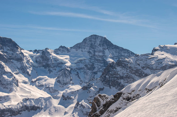 Schweizer Berggipfel nach Schneefall mit Panoramablick auf Murren-Jungfrau-Skigebiet. - Foto, Bild