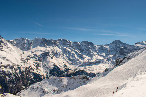 Murren Jungfrau kayak bölgesinin panoramik manzaralı İsviçre dağlarının zirvesi. - Fotoğraf, Görsel