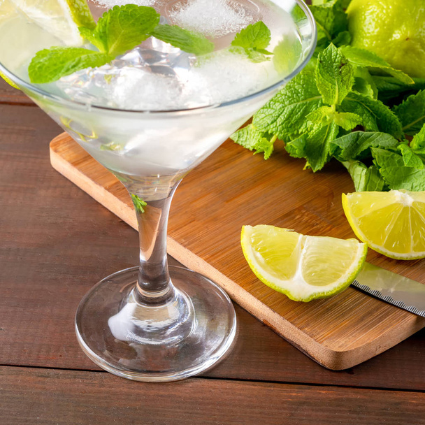 Cocktail mojito rafraîchissant à la menthe d'été avec rhum et glace en verre
 - Photo, image