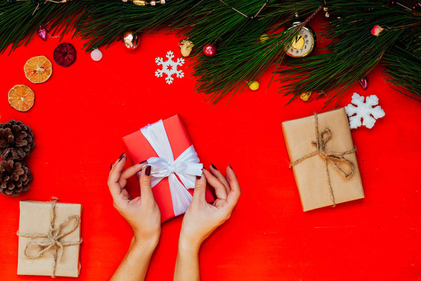 dámské ruce Vánoční pozadí vánoční strom dárky Nový rok dovolená - Fotografie, Obrázek