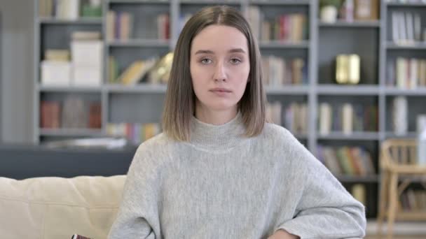 Портрет молодой женщины, стоящей и уходящей
 - Кадры, видео
