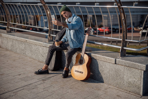 Young street musician taking selfie in the city - Fotografie, Obrázek