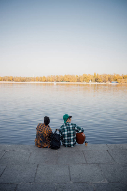 Two guys are enjoying the day near river - Foto, imagen
