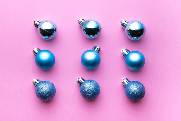 Noel arkaplanı. Pembeye izole edilmiş Xmas topları. Baloncuk desenli dekorasyon. Düz yatıyordu. Kış konsepti - Fotoğraf, Görsel