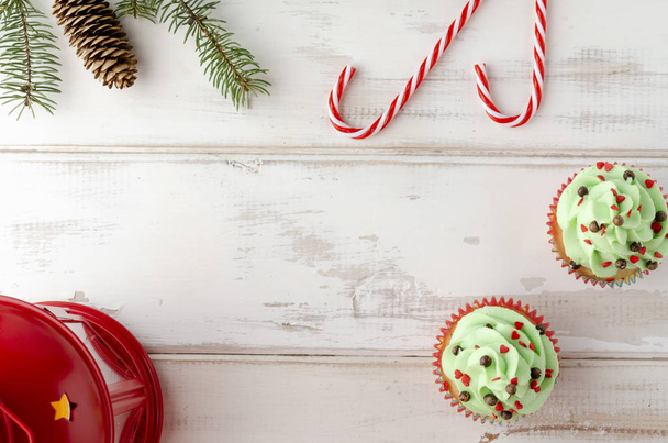 Різдвяний зелений кекс зі збитими вершками, прикрашений ялинкою
 - Фото, зображення