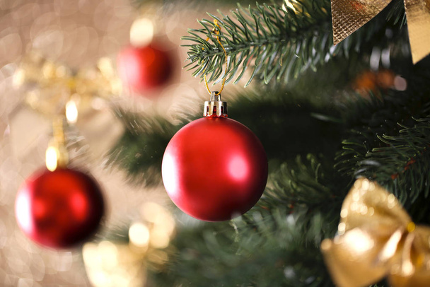 Рождественская елка с орнаментами на фоне размытых огней - Фото, изображение