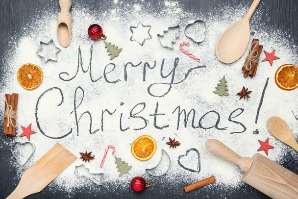 Texto Feliz Navidad en harina con adornos y utensilio de cocina
 - Foto, imagen