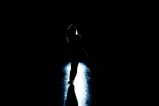 Ευέλικτη νεαρή χορεύτρια εκτελεί μια κομψή κίνηση χορού - Φωτογραφία, εικόνα