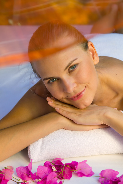 Feliz sonrisa femenina disfruta en el spa
. - Foto, imagen