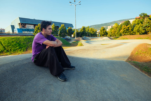Fiatalember pihenés után intenzív parkour edzés a város skatepark - Fotó, kép