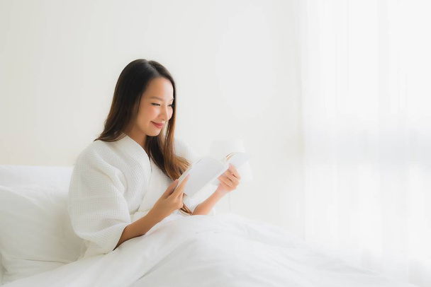 Portrait beautiful young asian women read book on bed - Fotografie, Obrázek