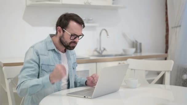 Anxious Beard Young Man getting Angry on Laptop in Office - Filmmaterial, Video