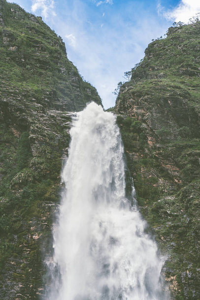Una enorme cascada en Serra da Canastra, un enorme parque nacional en el estado de Minas Gerais en Brasil. - Foto, imagen