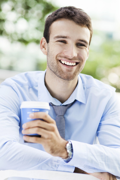 Giovane uomo all'aperto con caffè
 - Foto, immagini