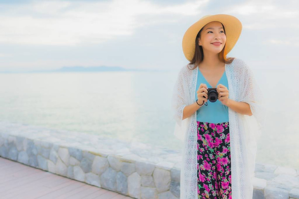Портрет красивые молодые азиатские женщины счастливая улыбка расслабиться вокруг себя
 - Фото, изображение