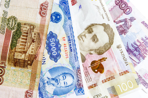 Dinheiro russo, ucraniano e vietnamita sobre fundo branco
 - Foto, Imagem