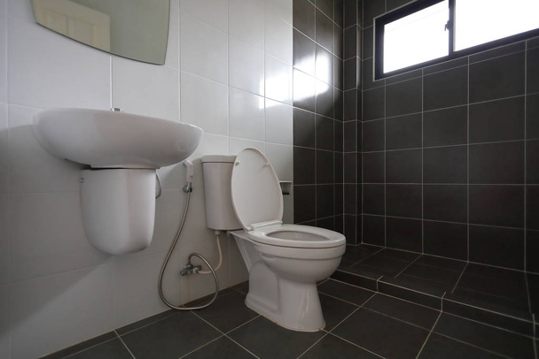 nowoczesny design małej łazienki z białą toaletową szafą na wodę - Zdjęcie, obraz