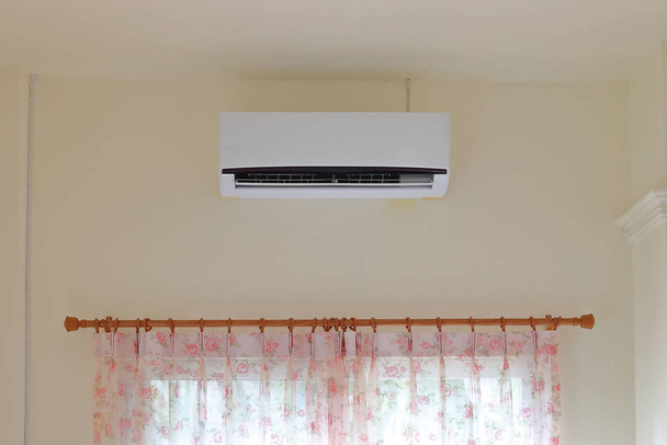 Air condition cool reiniger in woonkamer in huis - Foto, afbeelding