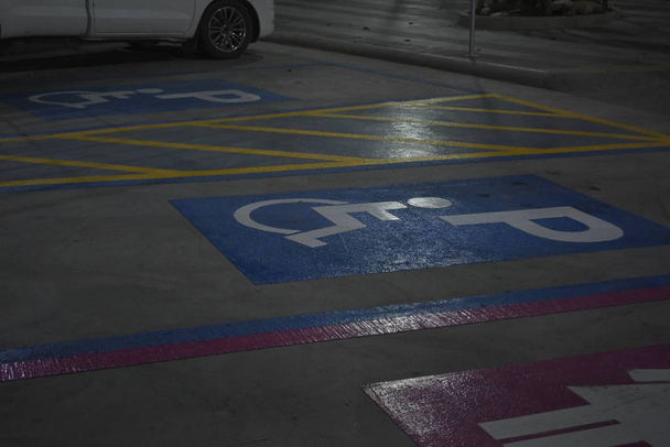 Markierungsschild Bereich Behindertenparkplatz - Foto, Bild