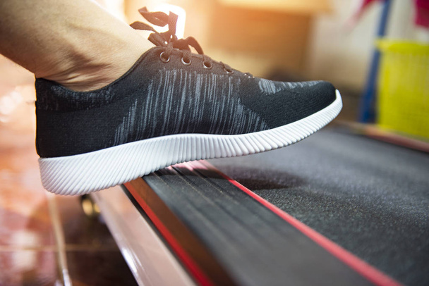 αθλητικά τρεξίματος - αθλητικά παπούτσια για τρέξιμο και άθληση στην πίστα t - Φωτογραφία, εικόνα