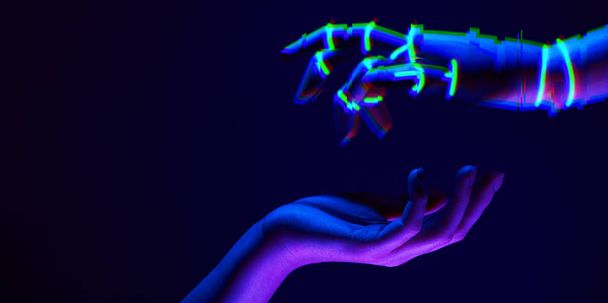 Жінка і роботи руки як символ зв'язків між людьми і технологіями. Неонові кольори
. - Фото, зображення