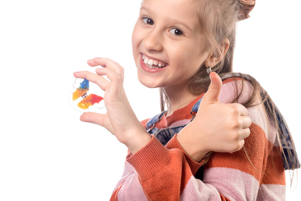 kleines Mädchen mit Kieferorthopädie-Gerät isoliert auf weißem Backgr - Foto, Bild