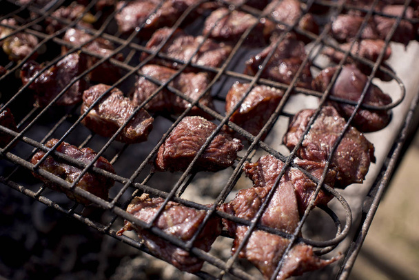 hús sült a grill a borús - Fotó, kép
