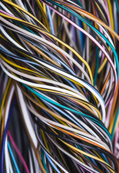 zamotaný elektrický kabel, síť kabelu pro přenos dat jako technologické zázemí - Fotografie, Obrázek
