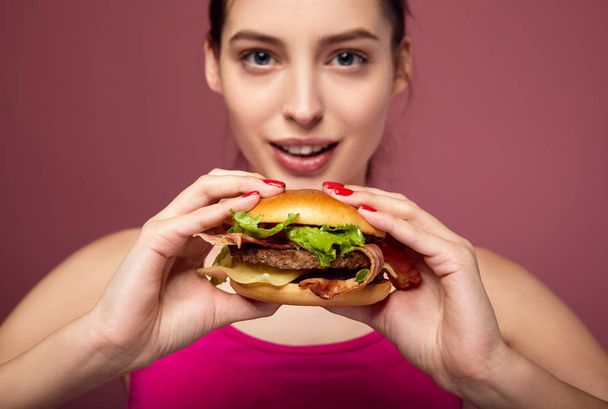 Gorgeous girl holding big burger. - Foto, afbeelding