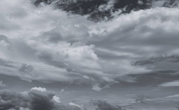 グレーと白の雲の抽象的な背景。悲しい、死んだ、絶望、絶望の背景。雷と嵐の概念。灰色の空とふわふわの雲。不幸な一日の概念。悲しくて気持ちの良い空。自然背景. - 写真・画像