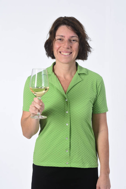 γυναίκα με ένα πραξικόπημα του κόκκινου κρασιού σε λευκό φόντο - Φωτογραφία, εικόνα