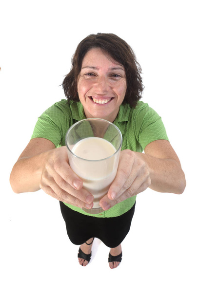 mujer con un vaso de leche sobre fondo blanco - Foto, Imagen