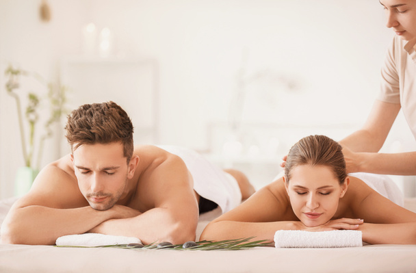 Молодая пара с массажем в спа-салоне
 - Фото, изображение
