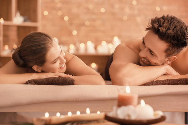 Jeune couple relaxant dans un salon de spa
 - Photo, image