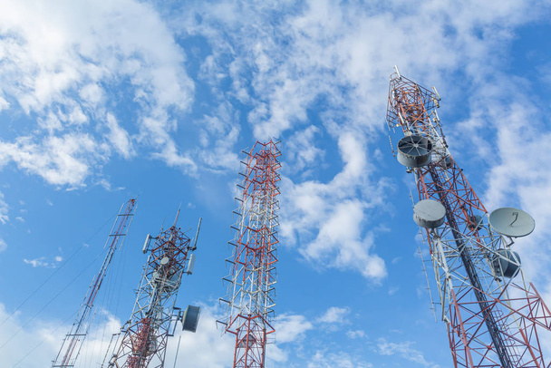 Antenas de televisión de mástil de telecomunicaciones por la tarde, en el cielo azul colina con nubes brillantes en Phuket Tailandia
. - Foto, imagen