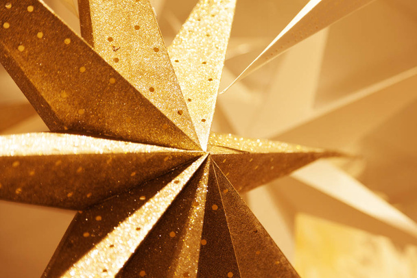 различные рождественские звезды из золота и картона
 - Фото, изображение