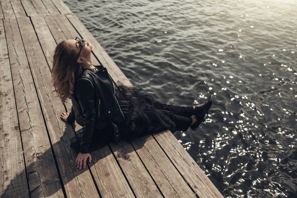 Portrét elegantní mladé ženy v černé kožené bundě - Fotografie, Obrázek