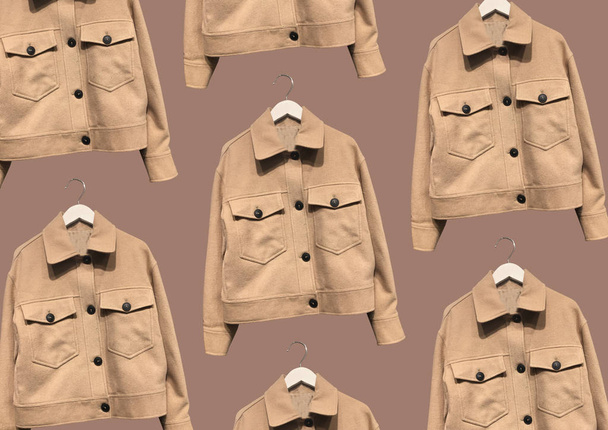 Bruin werknemer stijl jassen wol mix jersey geïsoleerd op bruine achtergrond. Modieuze korte jas met zakken. Samenstelling van kleding. Platte lay, bovenaanzicht, kopieerruimte. Winterkleding patroon - Foto, afbeelding