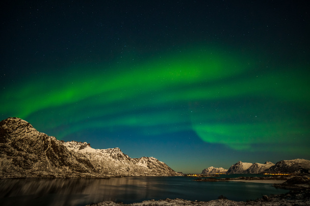 オーロラ、極の光、ヨーロッパ北部の山々の上-ロフテン島、ノルウェー - 写真・画像