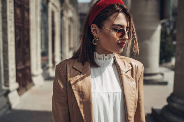 Retrato de jovem mulher de negócios na moda na rua
 - Foto, Imagem