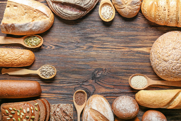 Sortiment čerstvého chleba se semínky na stole - Fotografie, Obrázek