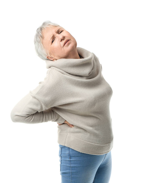 Senior vrouw lijden aan rugpijn op witte achtergrond - Foto, afbeelding