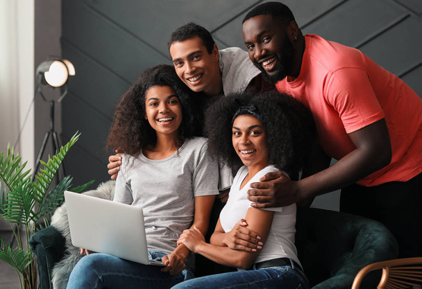 Portret afro-amerykańskich przyjaciół z laptopem w domu - Zdjęcie, obraz