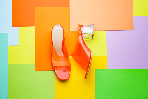 Eleganti scarpe femminili su sfondo di colore - Foto, immagini