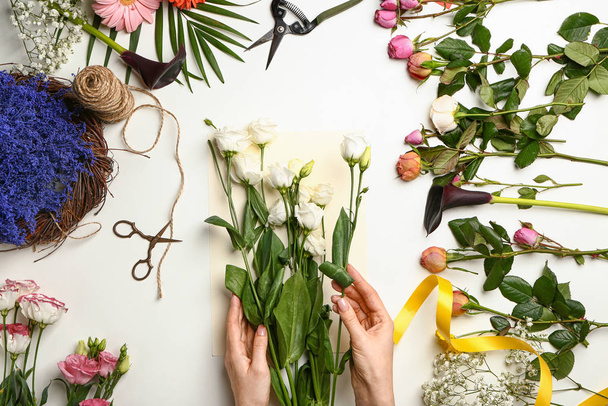 Žena květinářství dělat krásné kytice na bílém pozadí - Fotografie, Obrázek